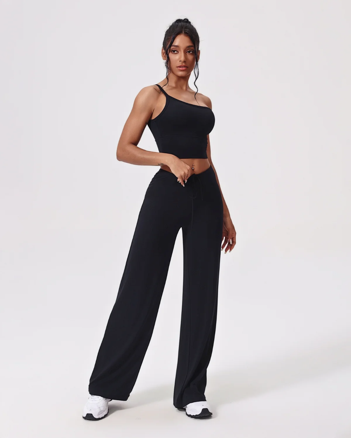 Women's Cut-and-Sew Yoga Set NS92 in Black