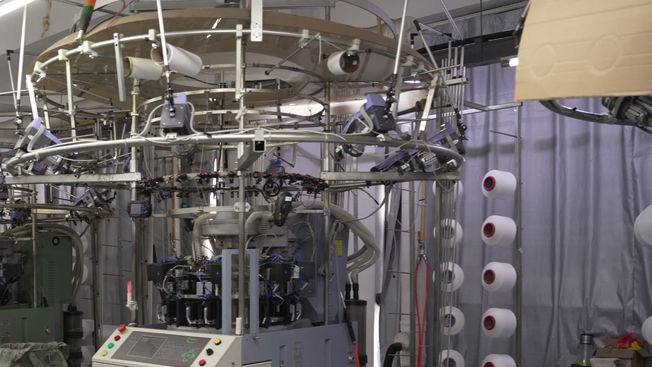 Circular knitting machine with yarn cones feeding the knitting head